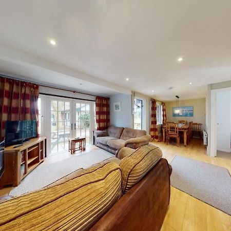 25 Tudor Court, Tolroy Manor هايلي المظهر الخارجي الصورة