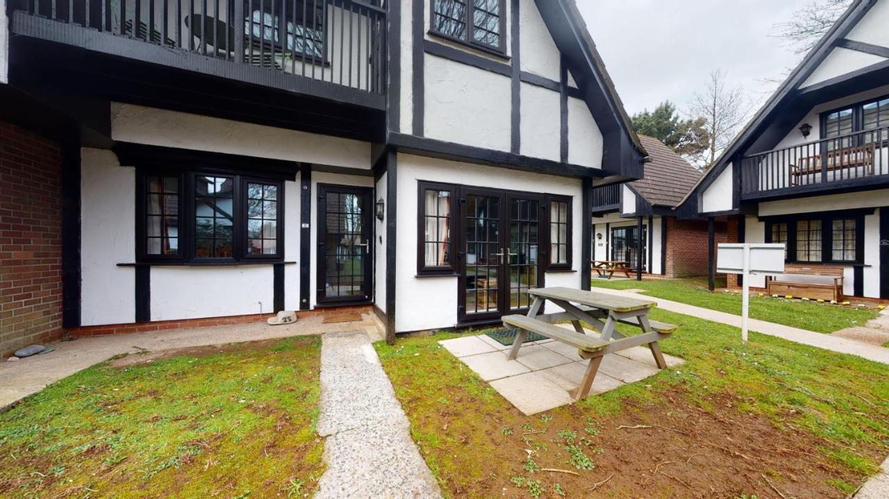 25 Tudor Court, Tolroy Manor هايلي المظهر الخارجي الصورة