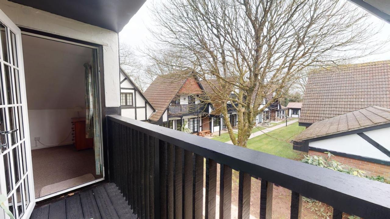 25 Tudor Court, Tolroy Manor هايلي المظهر الخارجي الصورة