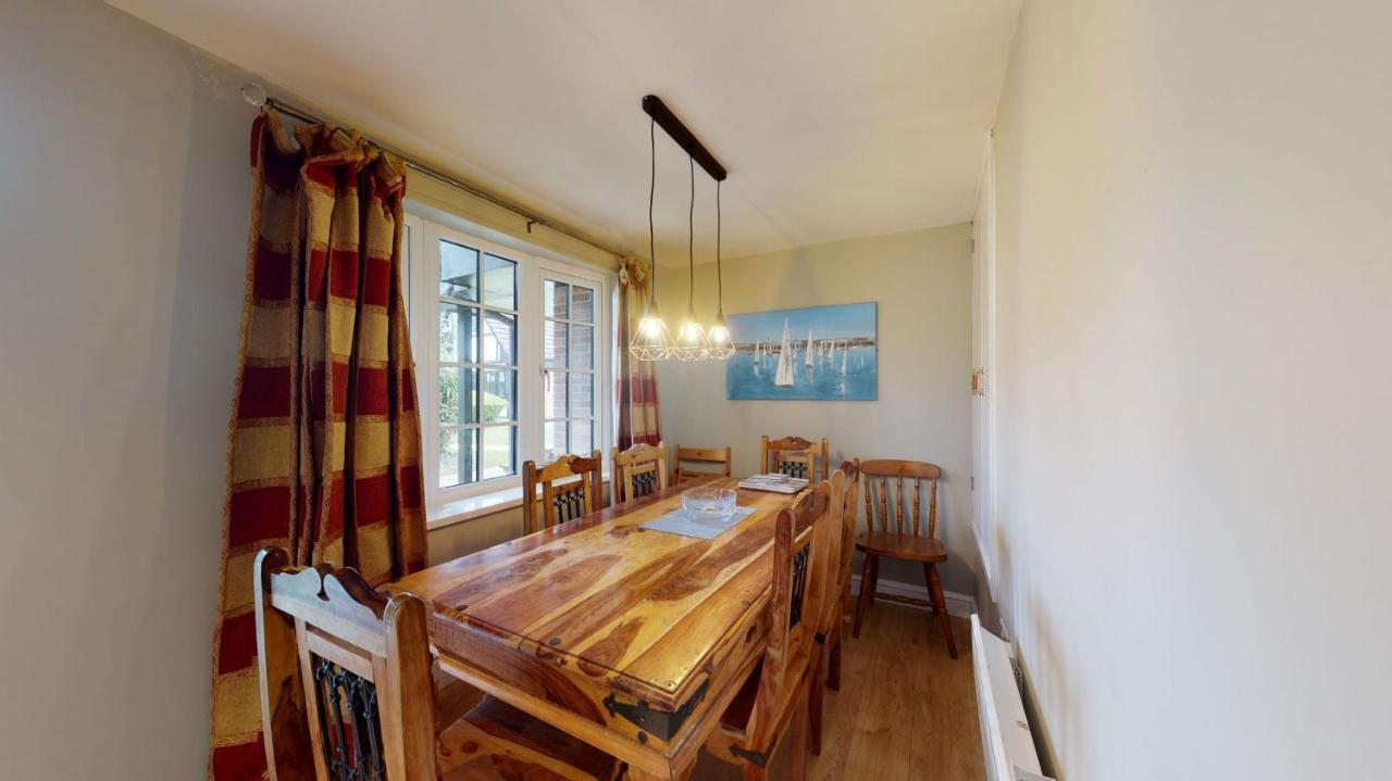 25 Tudor Court, Tolroy Manor هايلي المظهر الخارجي الصورة