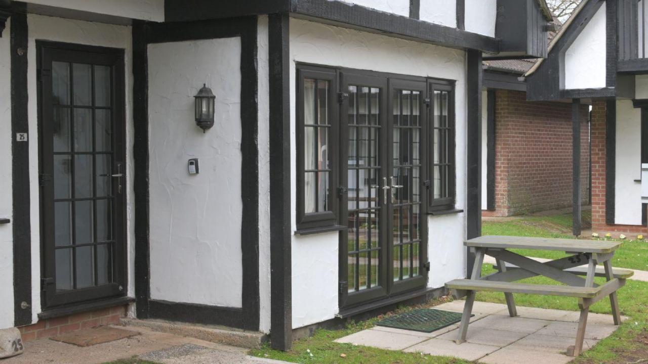 25 Tudor Court, Tolroy Manor هايلي المظهر الخارجي الصورة