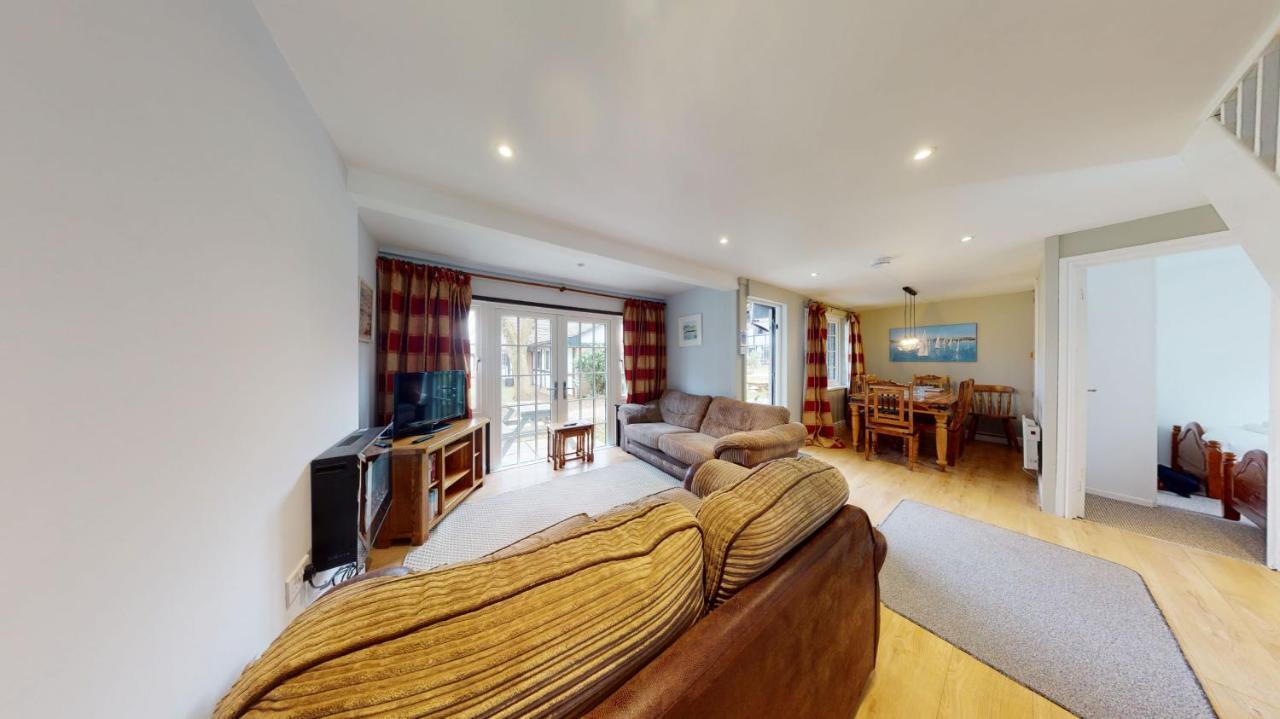 25 Tudor Court, Tolroy Manor هايلي المظهر الخارجي الصورة