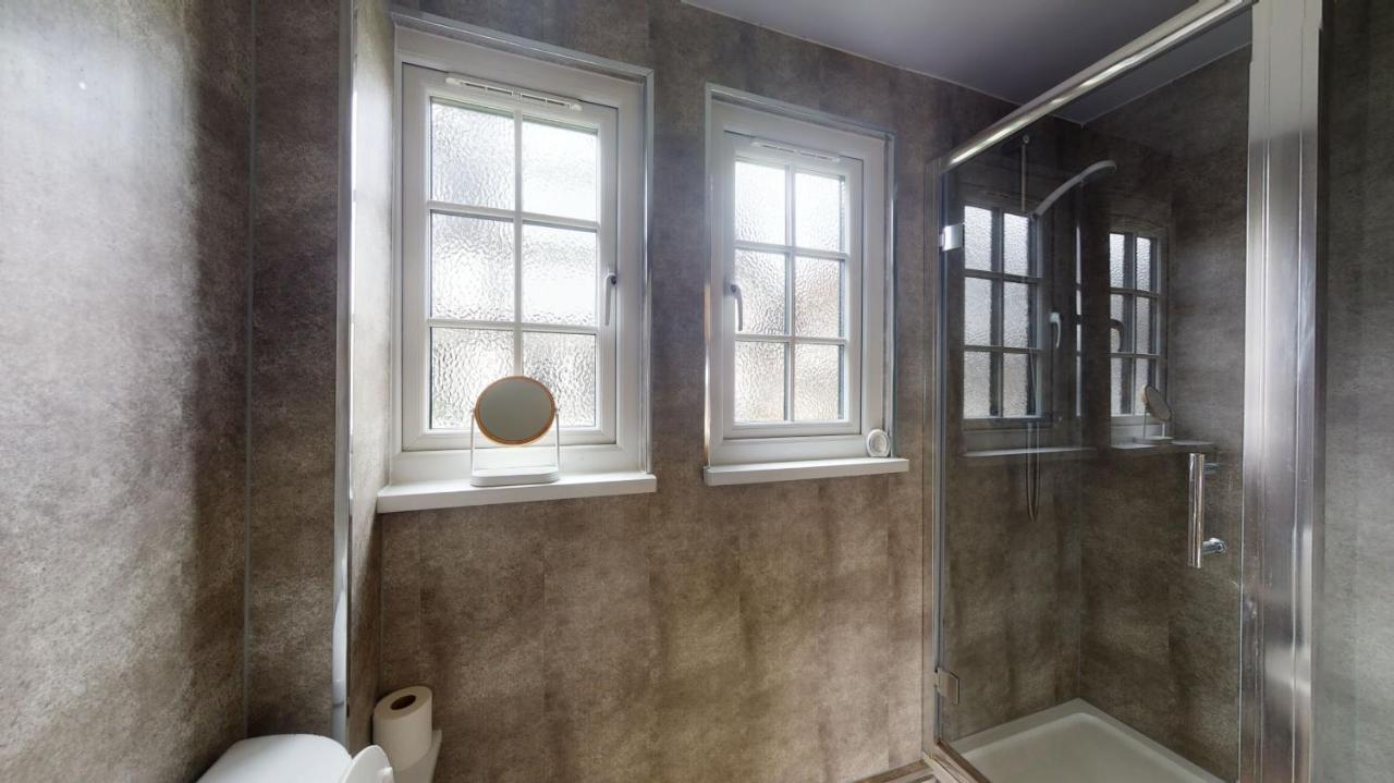 25 Tudor Court, Tolroy Manor هايلي المظهر الخارجي الصورة